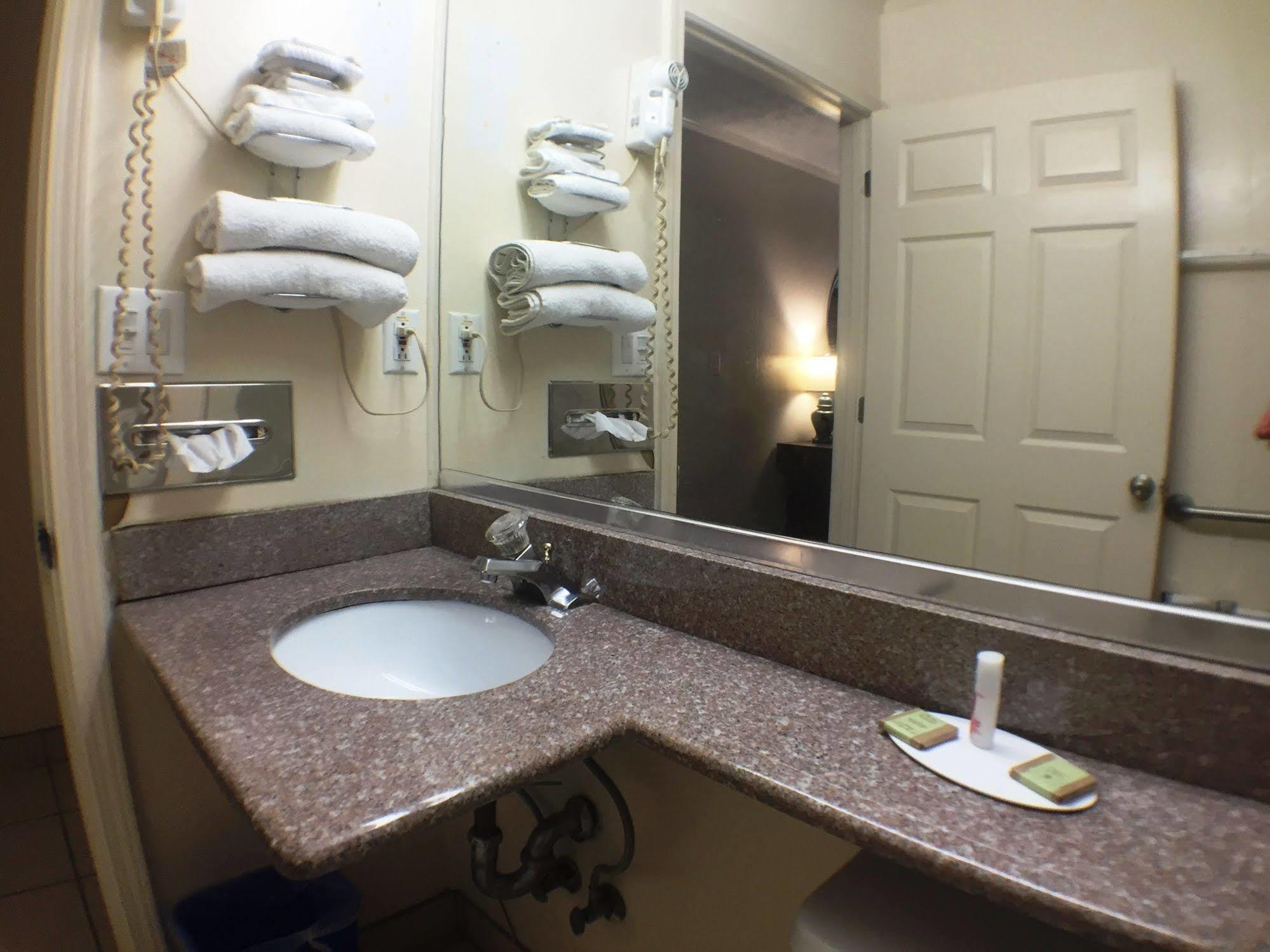 Syracuse Inn شرق سيراكيوز المظهر الخارجي الصورة